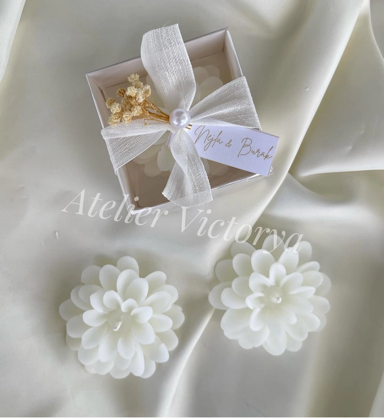İncili Lotus Mum