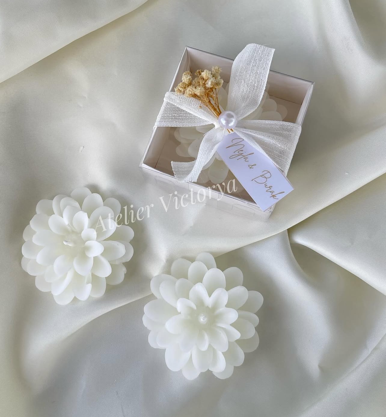 İncili Lotus Mum
