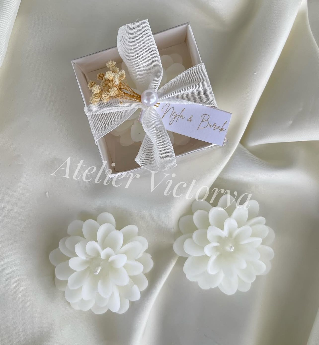 İncili Lotus Mum
