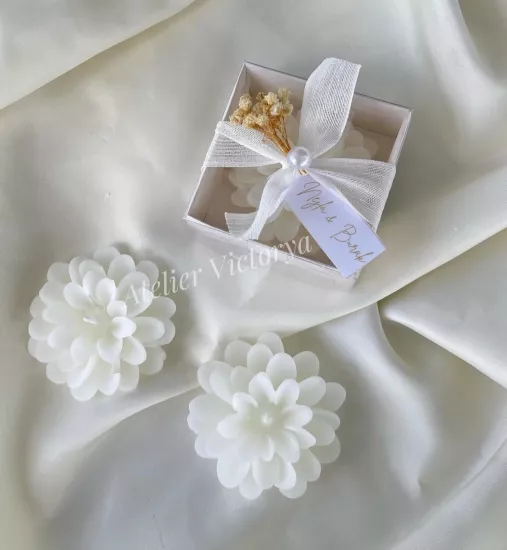 İncili Lotus Mum