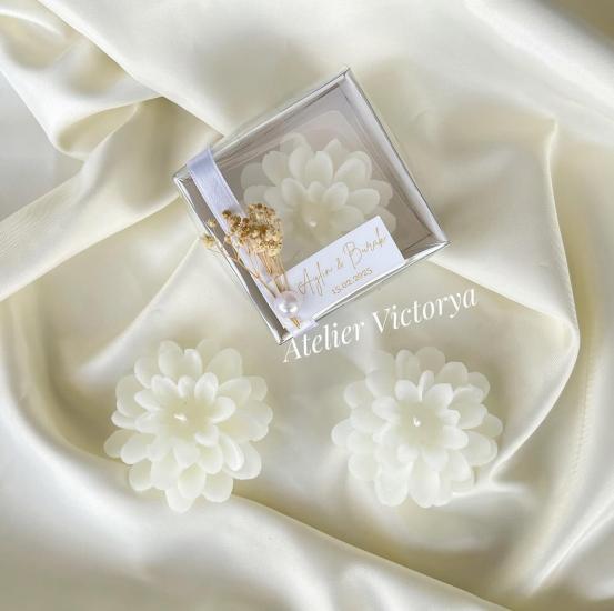 İncili Lotus Mum